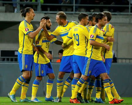 Sweden's Zlatan Ibrahimovic (L) celebrates his goal with team mates during their Euro 2016 group G qualification soccer match against Liechtenstein in the Rheinpark stadium in Vaduz, Liechtenstein October 9, 2015. REUTERS/Ruben Sprich