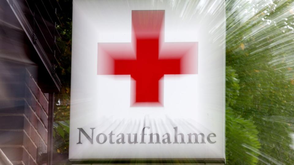 Ein Schild «Notaufnahme» mit einem roten Kreuz hängt an einem Krankenhaus in Hannover. Viele Pflegekräfte erleben laut Studien Gewalt im Krankenhaus.