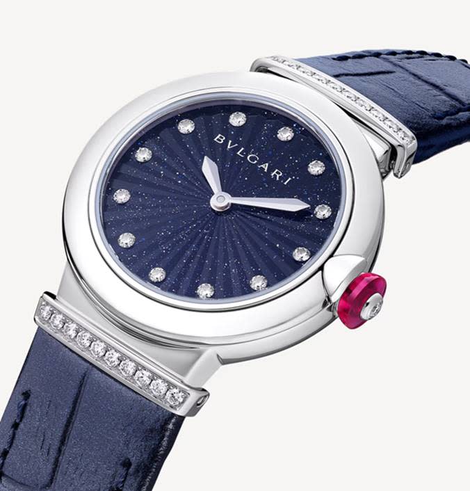 「Lvcea」系列，精鋼錶殼鑲嵌藍色砂金石面盤鑽錶，NT$ 179,400。 Source：Bvlgari