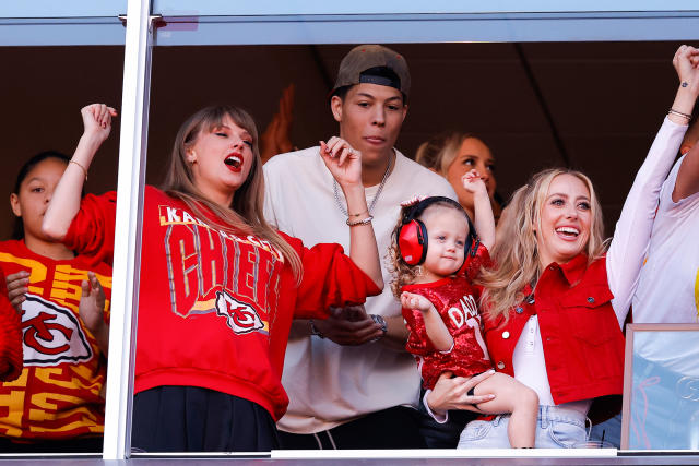 Sterling Skye Mahomes attends 1st baseball game with parents