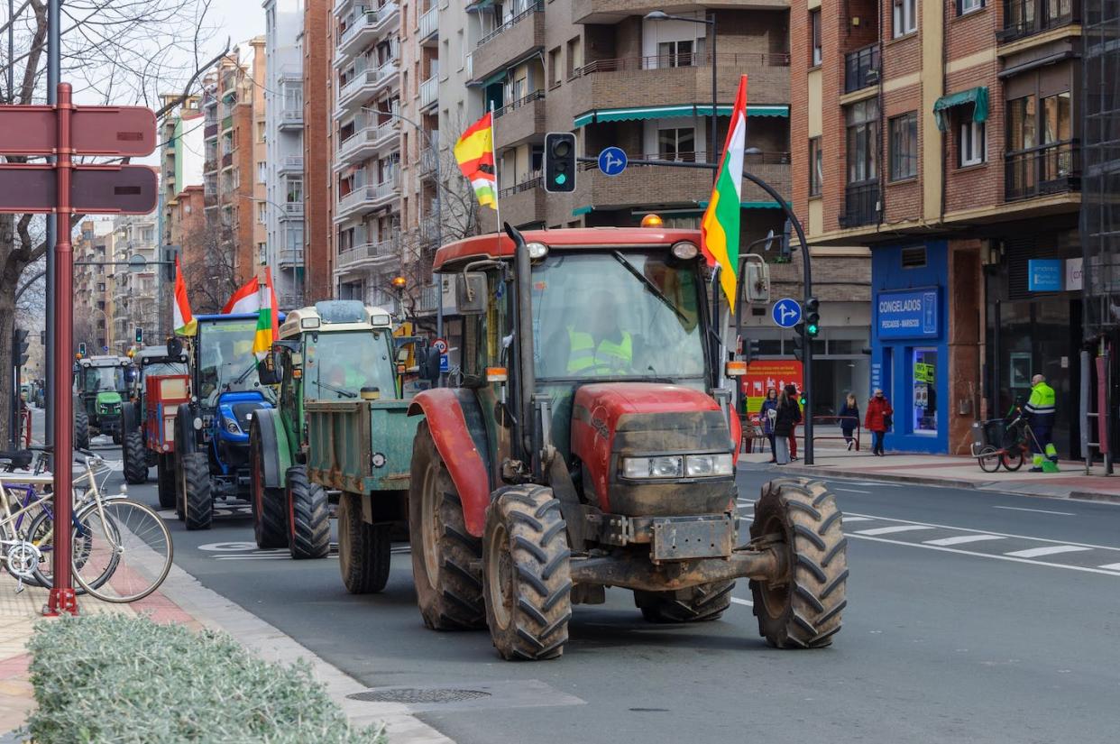 Protestas de agricultores en Logroño, España, el 5 de febrero de 2024. <a href="https://www.shutterstock.com/es/image-photo/la-rioja-spain-february-5-2024-2422083141" rel="nofollow noopener" target="_blank" data-ylk="slk:www.mariomartija.es / Shutterstock;elm:context_link;itc:0;sec:content-canvas" class="link ">www.mariomartija.es / Shutterstock</a>