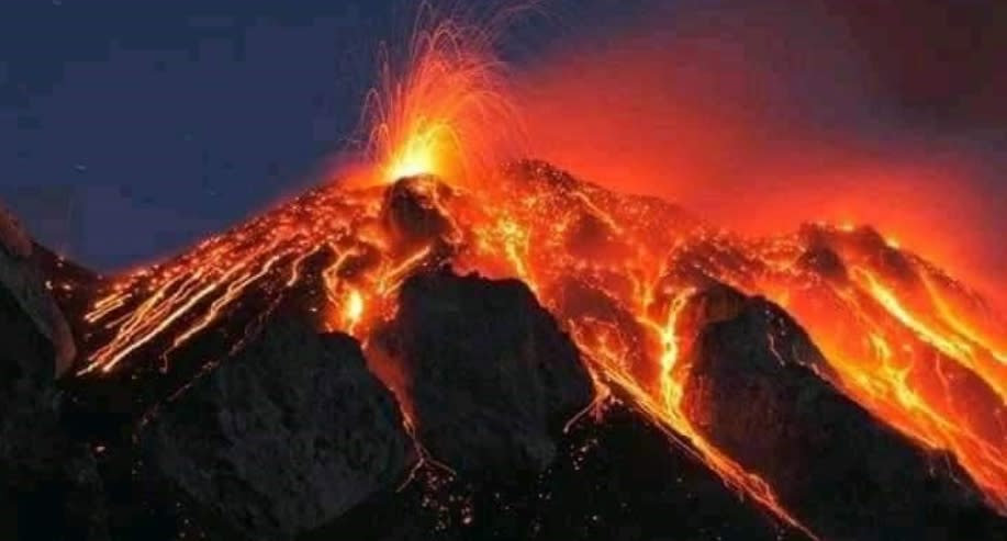 剛果民主共和國東部的尼拉貢戈火山22日晚上噴發。（圖取自twitter.com/Rwandaredcross）