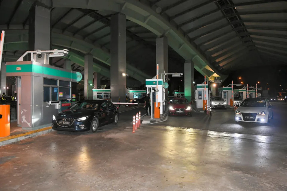 Singapore vehicles wait at the Sultan Abu Bakar Immigration, Customs and Quarantine Complex in Iskandar Puteri, April 1, 2022. — Bernama pic