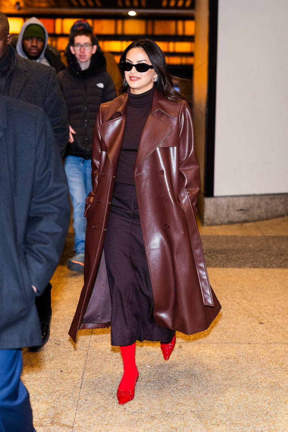 Camila Mendes incarne la garde-robe des amis de Jennifer Aniston dans les derniers looks de New York