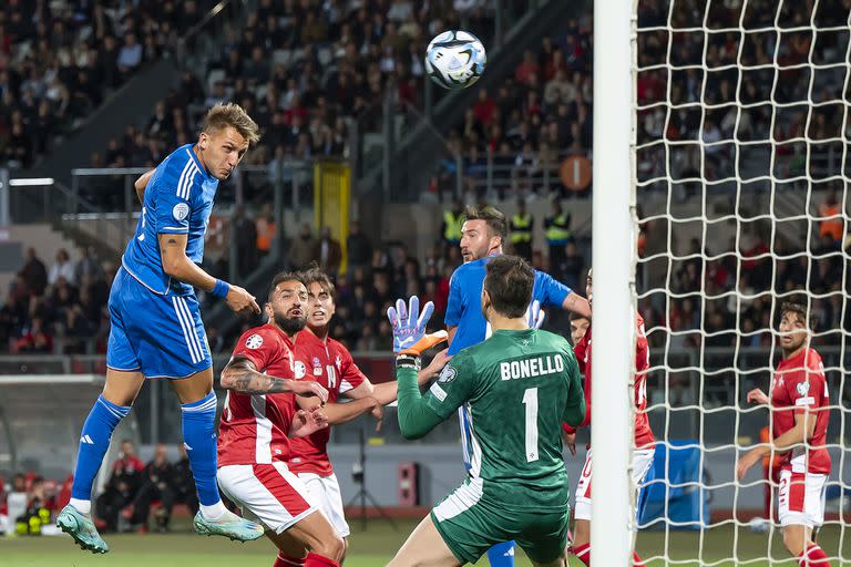 Mateo Retegui cabeceó desde adentro del área chica para el 1 a 0 de Italia sobre Malta