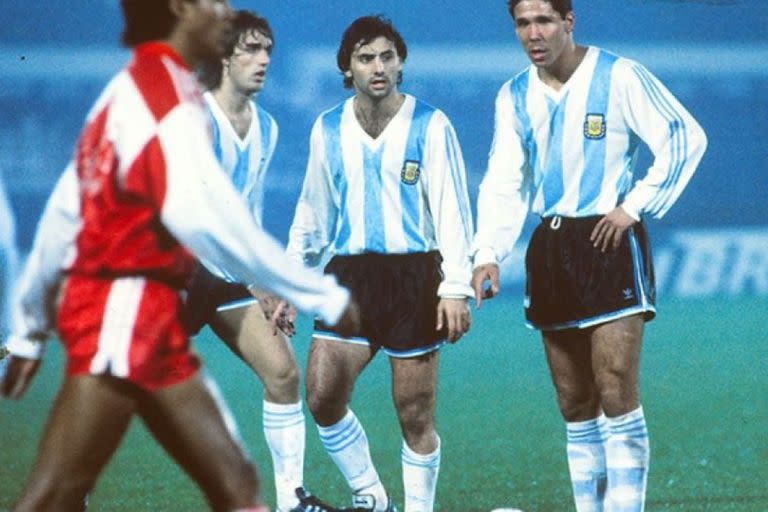 El 8 de julio, un día antes de la gran final entre Boca y Newell's, Batistuta y Latorre jugaron con el seleccionado argentino frente a Venezuela, por la Copa América Chile 91. Junto a ellos, Diego Simeone