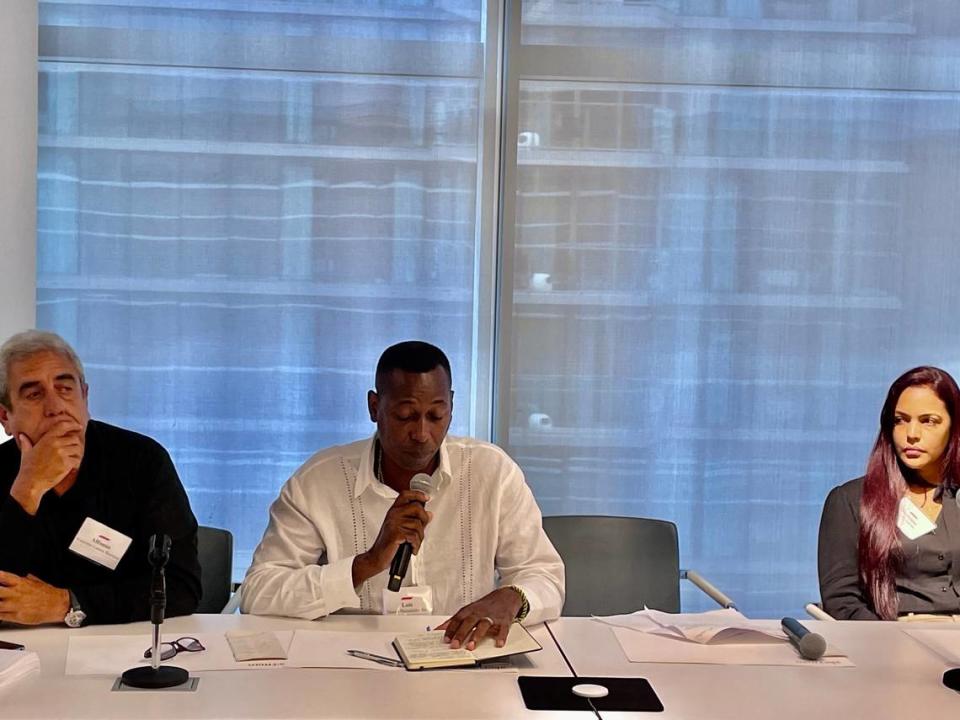 Los emprendedores cubanos Alfonso Larrea (izquierda), Luis Hernández y Daimara Sevilla Aguilar durante un evento en el bufete de abogados Akerman de Miami el 26 de septiembre de 2023.