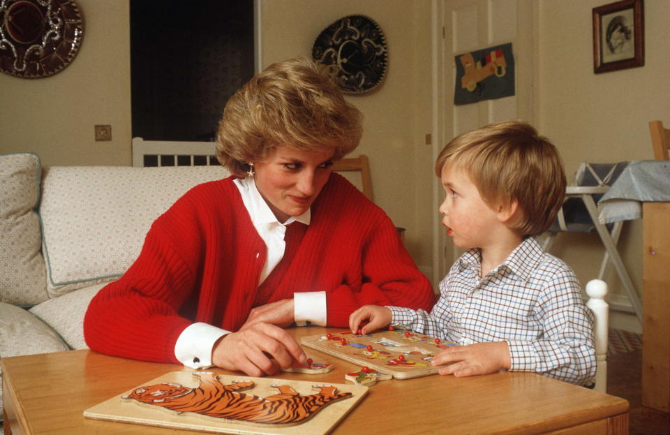 <p>Aquí vemos a Diana jugando con William en el Kensington Palace cuando tenía tres años. "Ella quería asegurarse de que yo entendiera que la vida sucede mucho más allá de las paredes de palacio y que esto es el mundo real", afirmó el <em>royal</em> en una ocasión. (Foto: Tim Graham Photo Library via Getty Images)</p> 