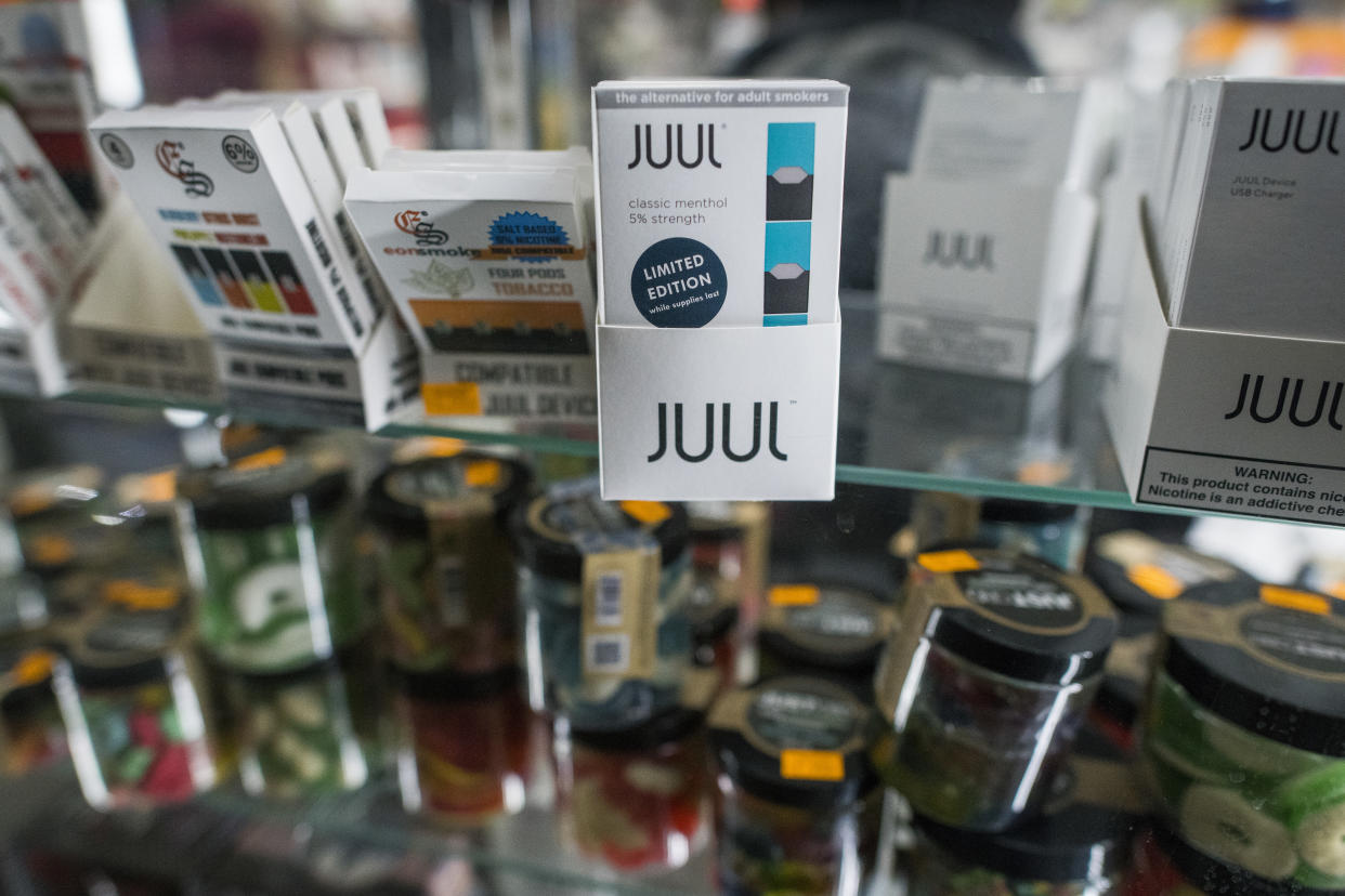 Cigarrillos electrónicos Juul con sabor a mentol a la venta en una tienda de Nueva York, el 14 de noviembre de 2018. (Joshua Bright/The New York Times)