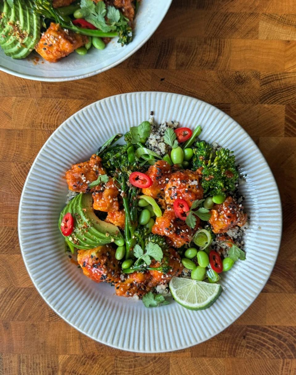 Die Tofu-Power-Bowl von Waplington mit Quinoa, Brokkoli und Edamame ist in 30 Minuten zubereitet.  - Copyright: Mit freundlicher Genehmigung von Sophie Waplington