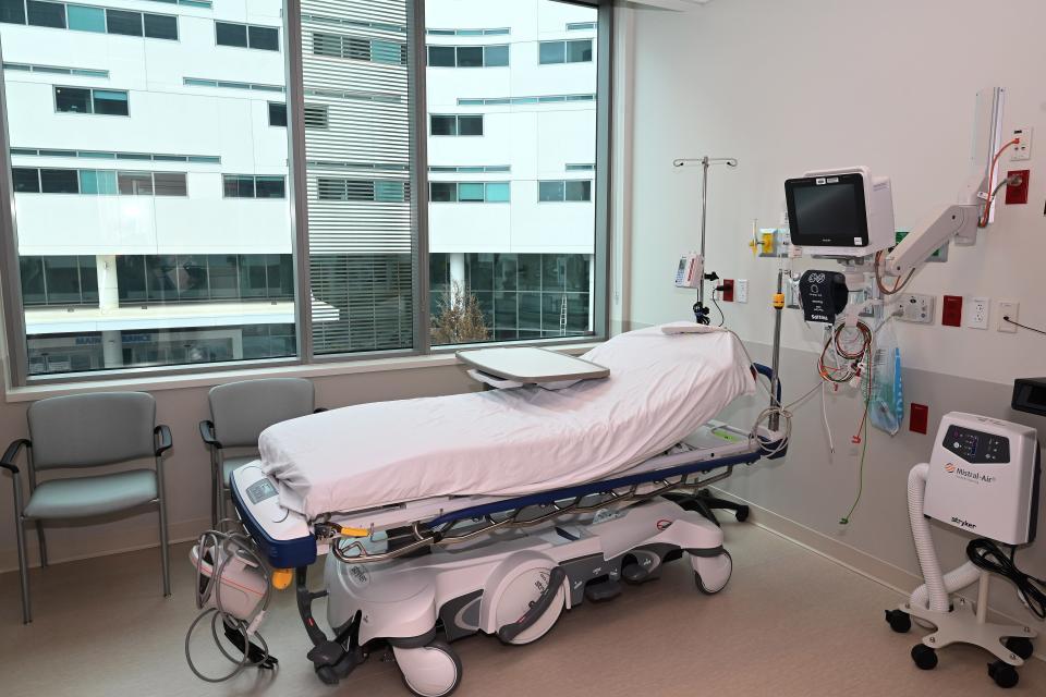 The third floor of the tower includes 22 pre- and post-operative private patient suites.