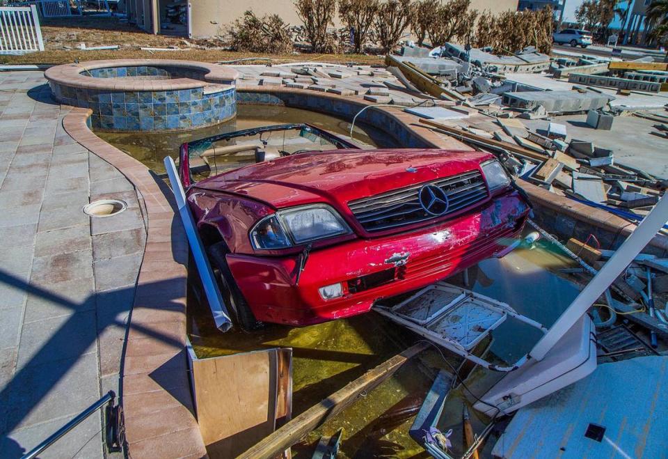 La parte delantera de un Mercedes Benz descapotable sobresale de una piscina en el patio trasero de una casa en Estero Boulevard el miércoles 26 de octubre de 2022. El auto acabó en la piscina después de que el huracán Ian azotara la zona como una tormenta de categoría 4 el miércoles 28 de septiembre de 2022.