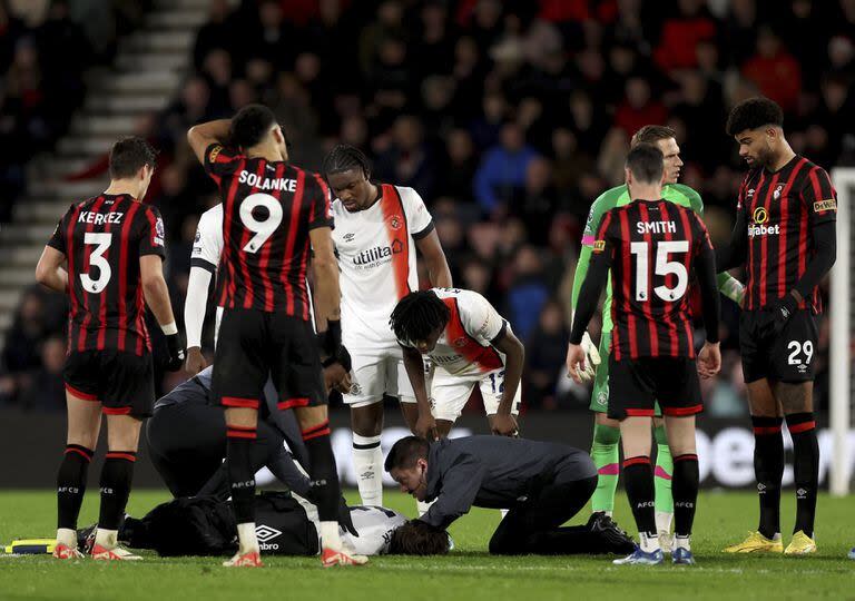 Los médicos de Luton Town atienden a Tom Lockyer luego de sufrir un paro cardíaco en medio del partido contra Bournemouth