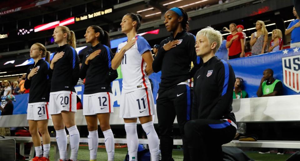 Megan Rapinoe (r.) wurde der Protest auf Knien verboten. (Bild: Getty Images)