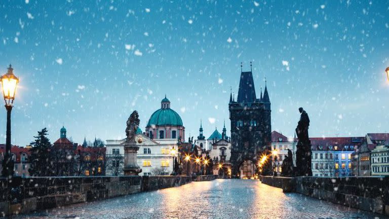 Copos de nieve sobre el puente de Carlos, en Praga, 