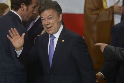 El presidente de Colombia Juan Manuel Santos antes de la foto oficial de la Cumbre Sudamérica-Países Árabes en Lima, Perú, el 2 de octubre de 2012. (AFP | ernesto benavides)