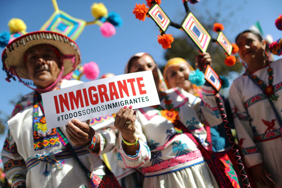 Un mural con una imagen de la Virgen de Guadalupe rodeada de banderas de Estados Unidos, México, El Salvador y Guatemala en una pared en Los Ángeles, California, (Reuters/Lucy Nicholson)