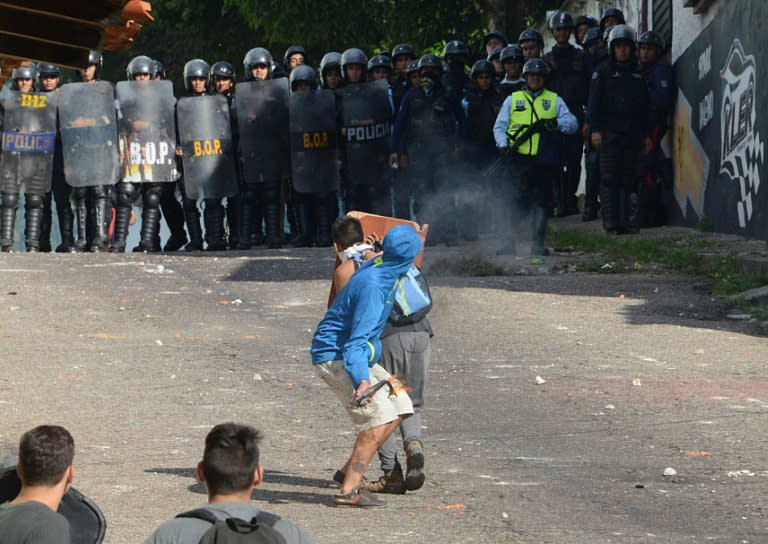 Riot police clash with students opposed to the government of Nicolas Maduro in San Cristobal, state of Tachira on October 24, 2016