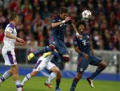 Bayern Munich's Mario Mandzukic (C) scores against CSKA Moscow during their Champions League group D first leg soccer match in Munich September 17, 2013. At right is next to Bayern Munich's Dante. REUTERS/Michael Dalder (GERMANY - Tags: SPORT SOCCER)