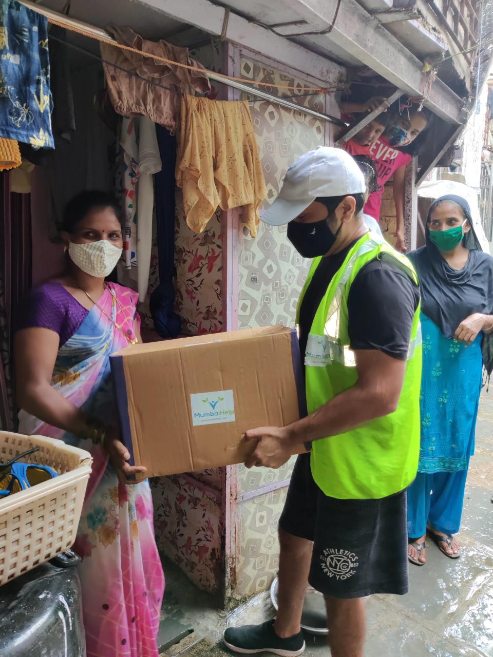 Kailash distributing food boxes to the people in Mumabi