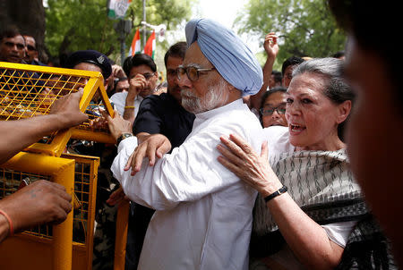 Congress party president Sonia Gandhi (R) and former Prime Minister Manmohan Singh (blue turban) cross a police barricade during what the party calls as a "Save Democracy" march to parliament in New Delhi, May 6, 2016. REUTERS/Adnan Abidi