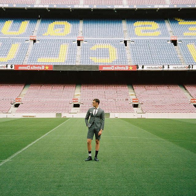 La firma Tom Browne ha anunciado con orgullo que va a vestir por tres temporadas a los futbolistas del Barcelona. <a href="https://www.instagram.com/thombrowneny/?hl=en" rel="nofollow noopener" target="_blank" data-ylk="slk:Foto: Tom Browne/Instagram;elm:context_link;itc:0;sec:content-canvas" class="link ">Foto: Tom Browne/Instagram</a>