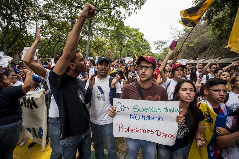 Además de los problemas políticos, Venezuela está muy endeudada.( EFE/MIGUEL GUTIÉRREZ)