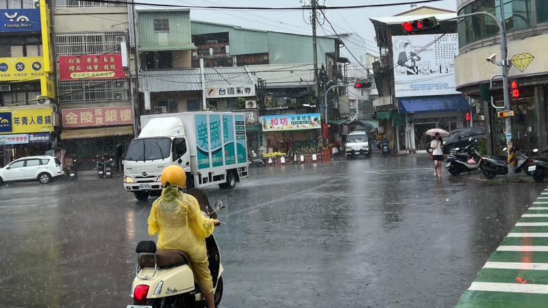 ▲滯留鋒面由南往北移動，明日南部雨勢漸緩，北部從早上開始有明顯降雨。（圖／記者張志浩攝）