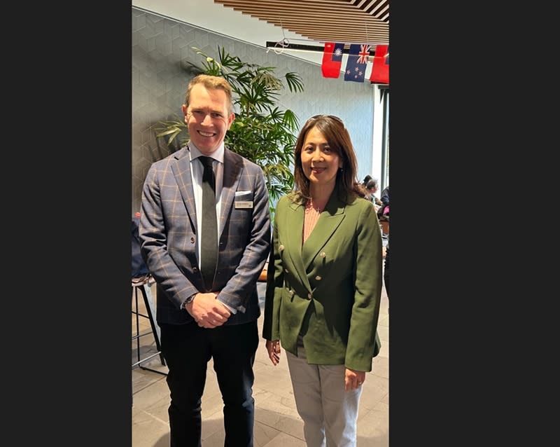 紐西蘭國會衛生委員會副主席康貝爾（Hamish Campbell，左）出席紐西蘭基督城僑界舉辦「與台灣同行」活動茶會，表達對台灣參與世界衛生組織（WHO）支持，駐紐西蘭代表歐江安（右）表達感謝。（圖／駐紐西蘭代表處提供）