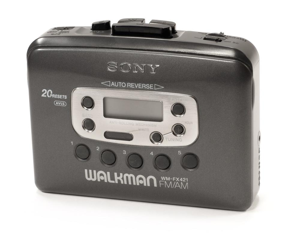 <p>Antes del walkman, escuchar música era un placer que solo se podía realizar en casa. Sony lanzó el primer modelo en 1979, aunque no se puso de moda hasta años después cuando bajó su precio. Los reproductores mp3 hicieron que este dispositivo y el cassette cayeran poco a poco en el olvido. (Foto: <a rel="nofollow noopener" href="http://pixabay.com/es/sony-wm-fx421-walkman-2202305/" target="_blank" data-ylk="slk:Pixabay;elm:context_link;itc:0;sec:content-canvas" class="link ">Pixabay</a> / WikimediaImages). </p>