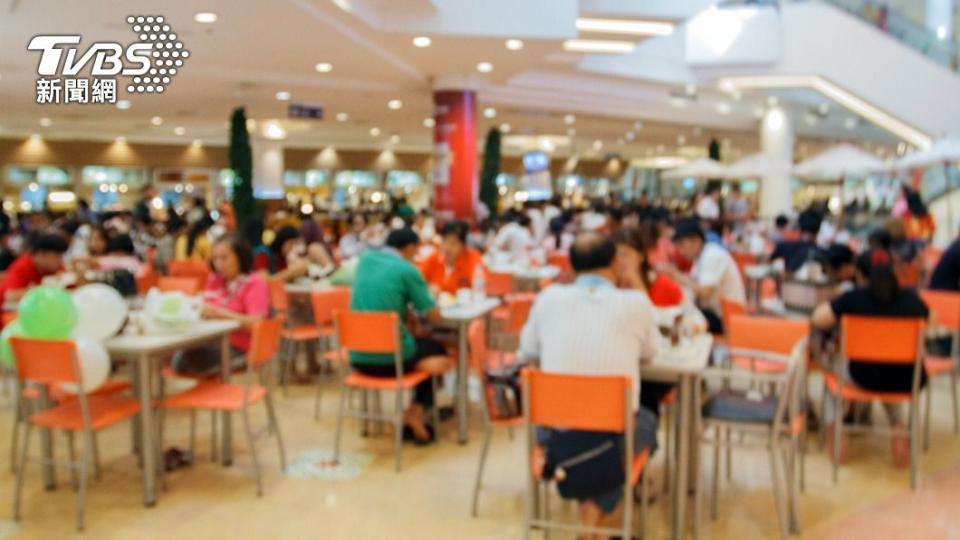 路人沒發現男子異常，還在他旁邊用餐。（示意圖／shutterstock達志影像）