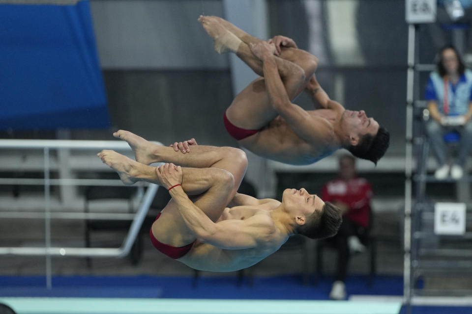 Los mexicanos Osmar Olvera y Rodrigo Diego compiten en el trampolín sincronizado de tres metros en los clavados de los Juegos Panamericanos en Santiago, Chile, el martes 24 de octubre de 2023. (AP Foto/Eduardo Verdugo)