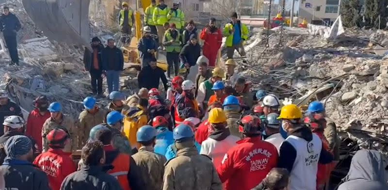 台灣民間搜救團隊在瓦礫堆下，發現年僅18歲的生還者。（圖／翻攝Youtube）