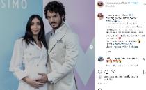 L’influencer, in dolce attesa della seconda figlia da Giovanni Masiero, ha condiviso alcune foto su Instagram in cui mostra il pancione: "Scatti che parlano d’amore".