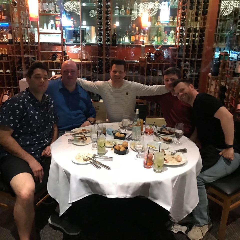 Graves and Freedy eat dinner at a restaurant with friends.