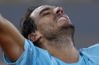 El español Rafael Nadal festeja luego de vencer en cuartos de final del Abierto de Francia al italiano Jannik Sinner, el miércoles 7 de octubre de 2020, en París (AP Foto/Michel Euler)