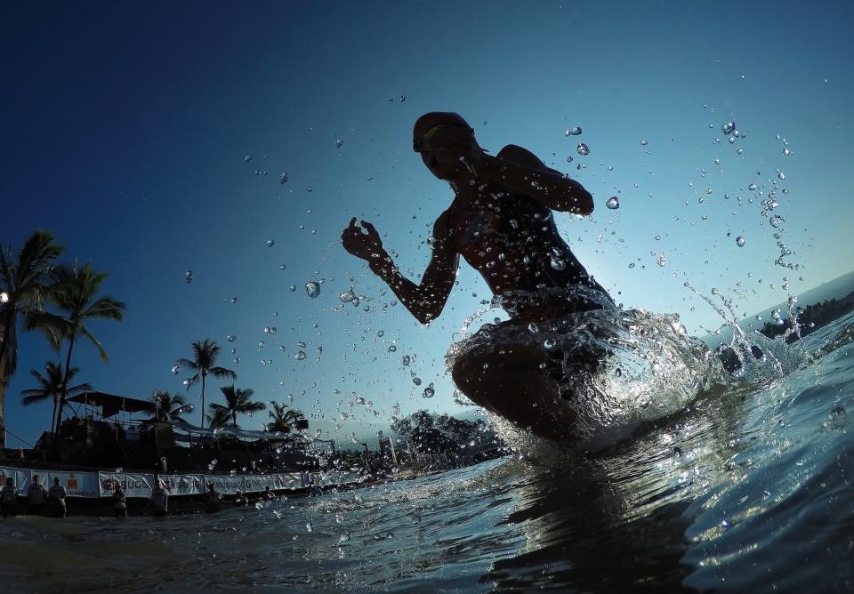 Darf man wirklich mit Make-up schwimmen gehen? Eine Dermatologin weiß Rat. (Bild: Getty Images)