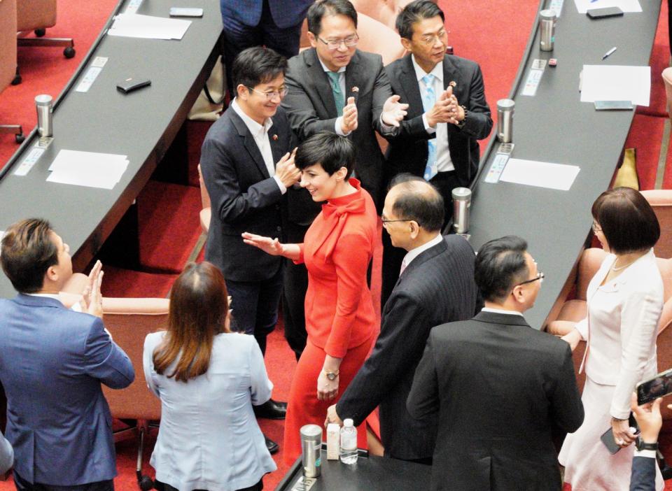 艾達莫娃在立法院長游錫堃的陪同下進入立法院議場，朝野立委起立鼓掌致意。   圖：張良一/攝