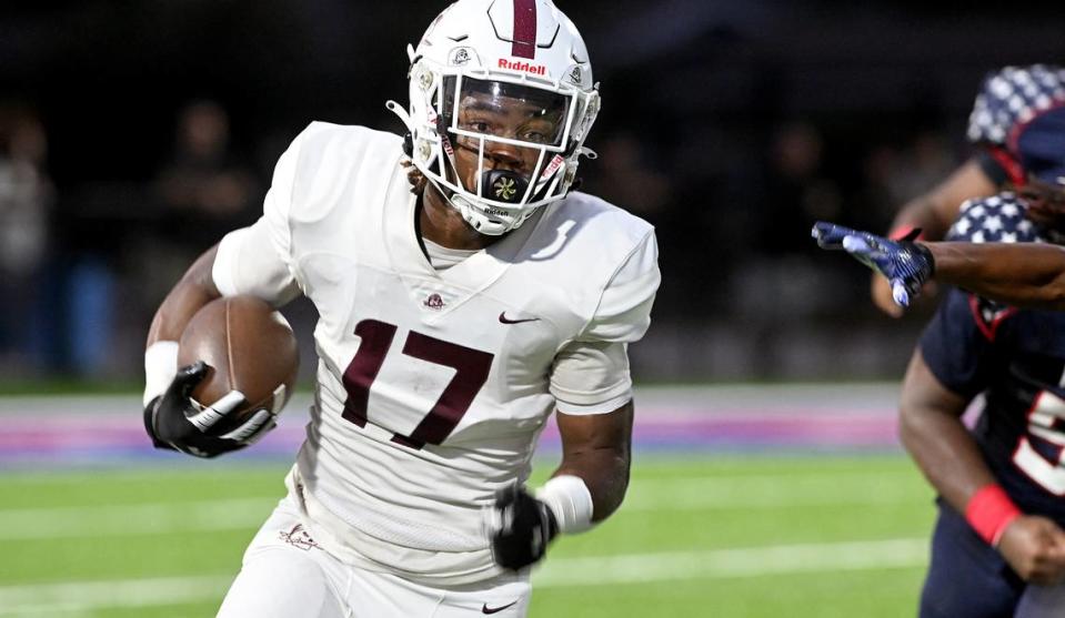 Yahshua Edwards runs the ball at Hawkins Stadium Friday, Sept. 15, 2023.