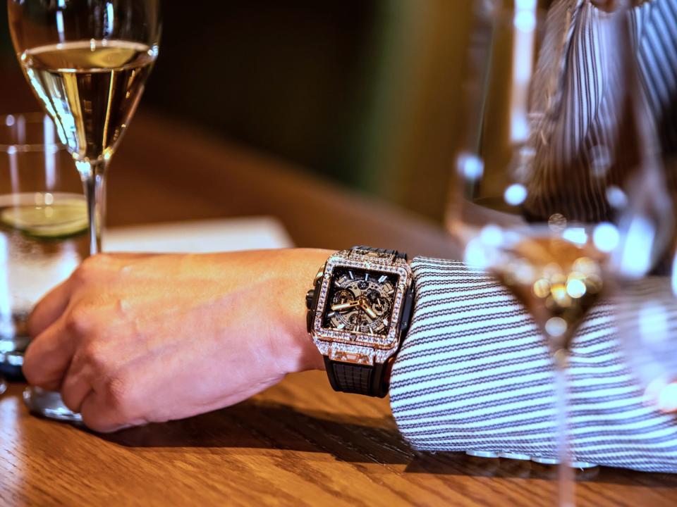 年輕一代的高級鐘錶消費族群，注重生活風格，也樂於展現自己的財富，促成品牌為他們製作「高級訂製鑽錶」系列。圖為Square Bang Unico King Gold Jewellery 42mm，定價約NT$3,107,000。