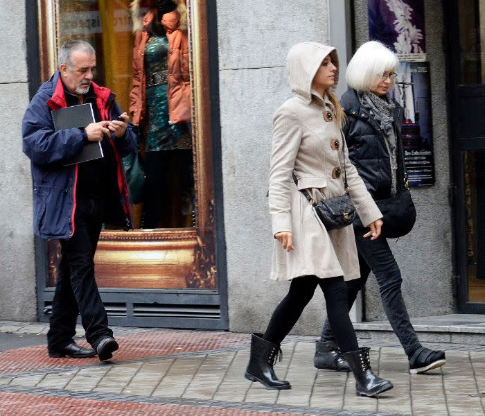 Michelle Jenner en la calle con sus padres