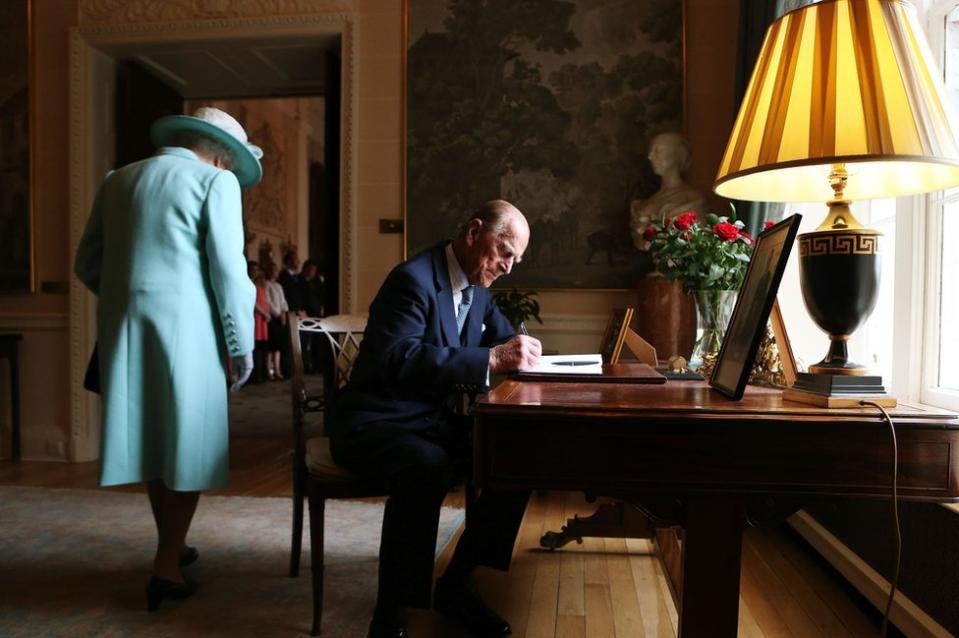 Firma del libro de visitantes en el castillo de Hillsborough, Belfast.