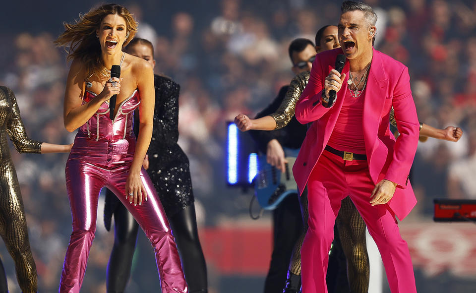 Robbie Williams and Delta Goodrem at the 2022 grand final.