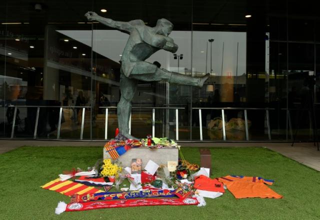 Floral tribute at Johan Cruyff statue