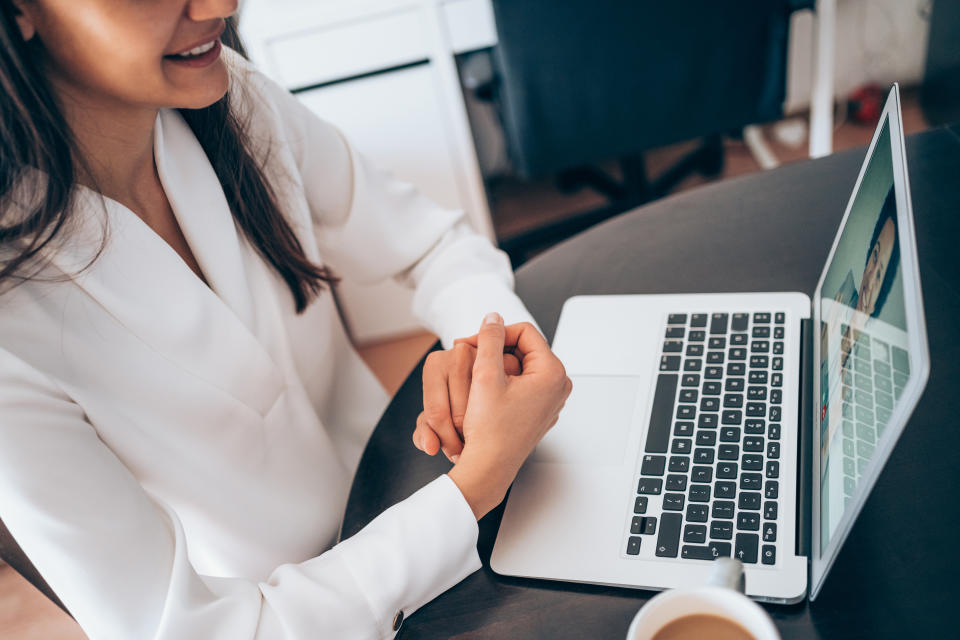 Eine junge Frau ging voller Hoffnung in ein Bewerbungsgespräch via Video-Call, wurde dann jedoch schnell skeptisch (Symbolbild: Getty Images)