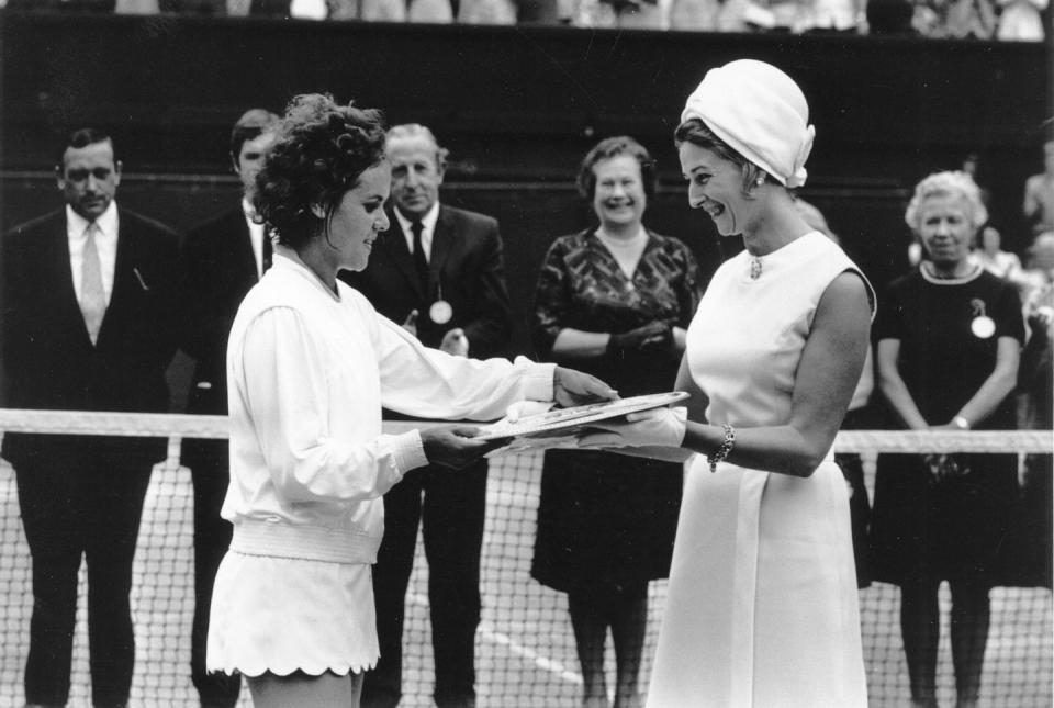 <p>Princess Alexandra presents the trophy to Evonne Goolagong.</p>