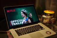 <p>Preuve de l’engouement sans cesse renouvelé autour de la reine, la série The Crown, diffusée sur Netflix à partir de novembre 2016 et centrée sur son règne, rencontre un immense succès, aussi bien critique que populaire.</p> 