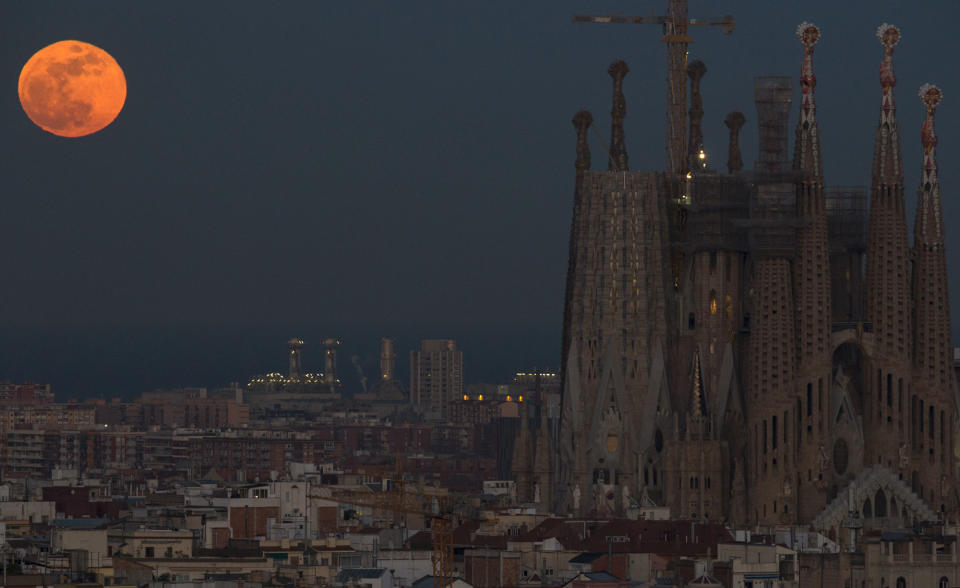 <p>Über der Sagrada Família in Barcelona war der „Super-Blau-Blutmond“ zu sehen. In der Nacht von Dienstag auf Mittwoch konnte man das Naturspektakel hier besonders gut beobachten. (Bild: AP Photo) </p>