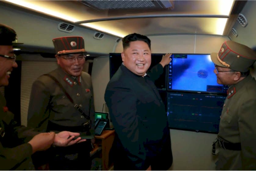 北韓領導人金正恩6日視察飛彈發射的示範操作。 (圖:翻拍自勞動新聞)