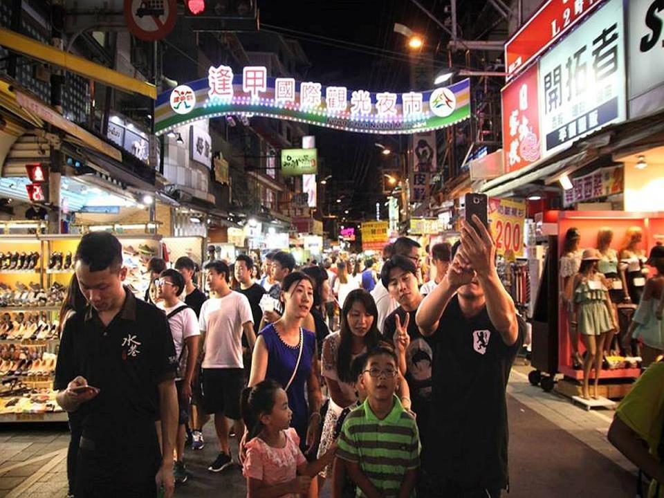 經發局長張峯源指出，中央公園距離逢甲觀光夜市約1.1公里、步行約14分鐘。（圖：中市府提供）